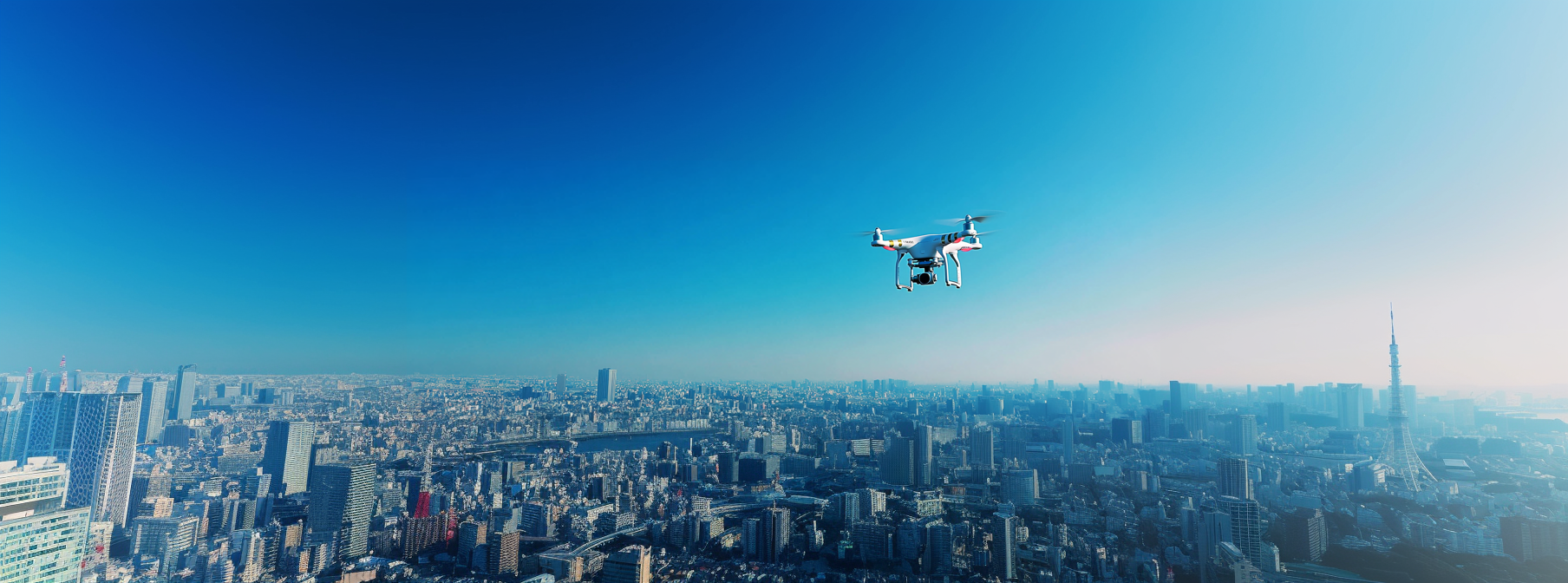 東京の都市上空を飛行するドローン
